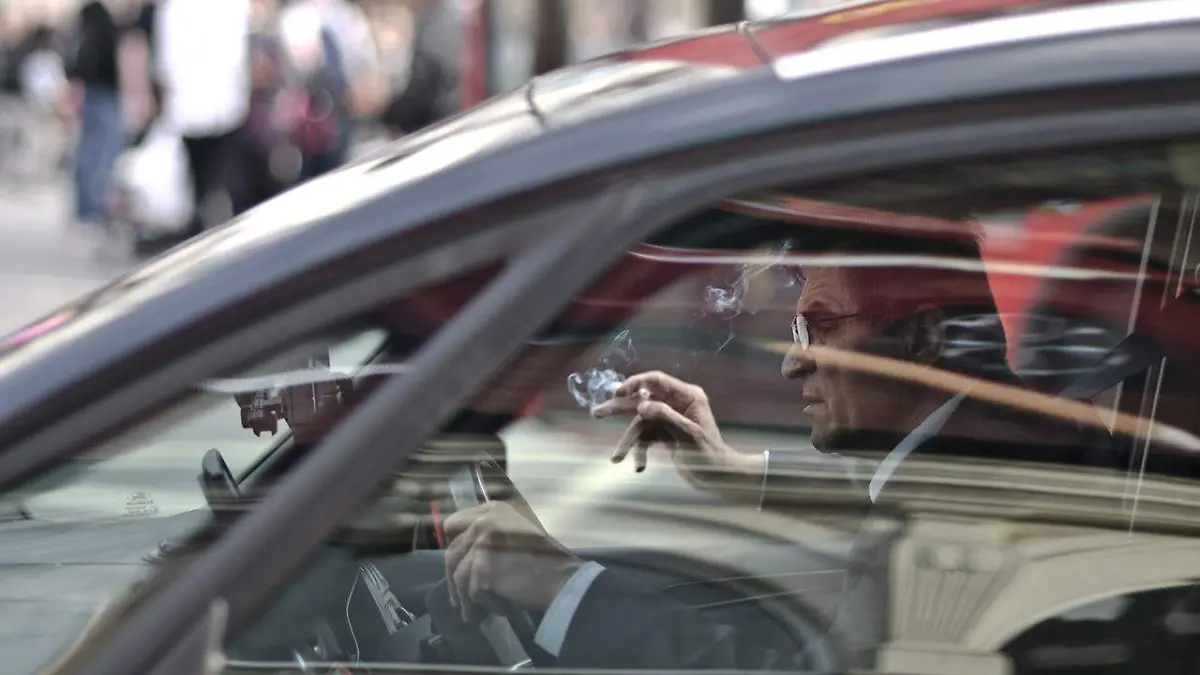 fumando en el carro fumar en el auto